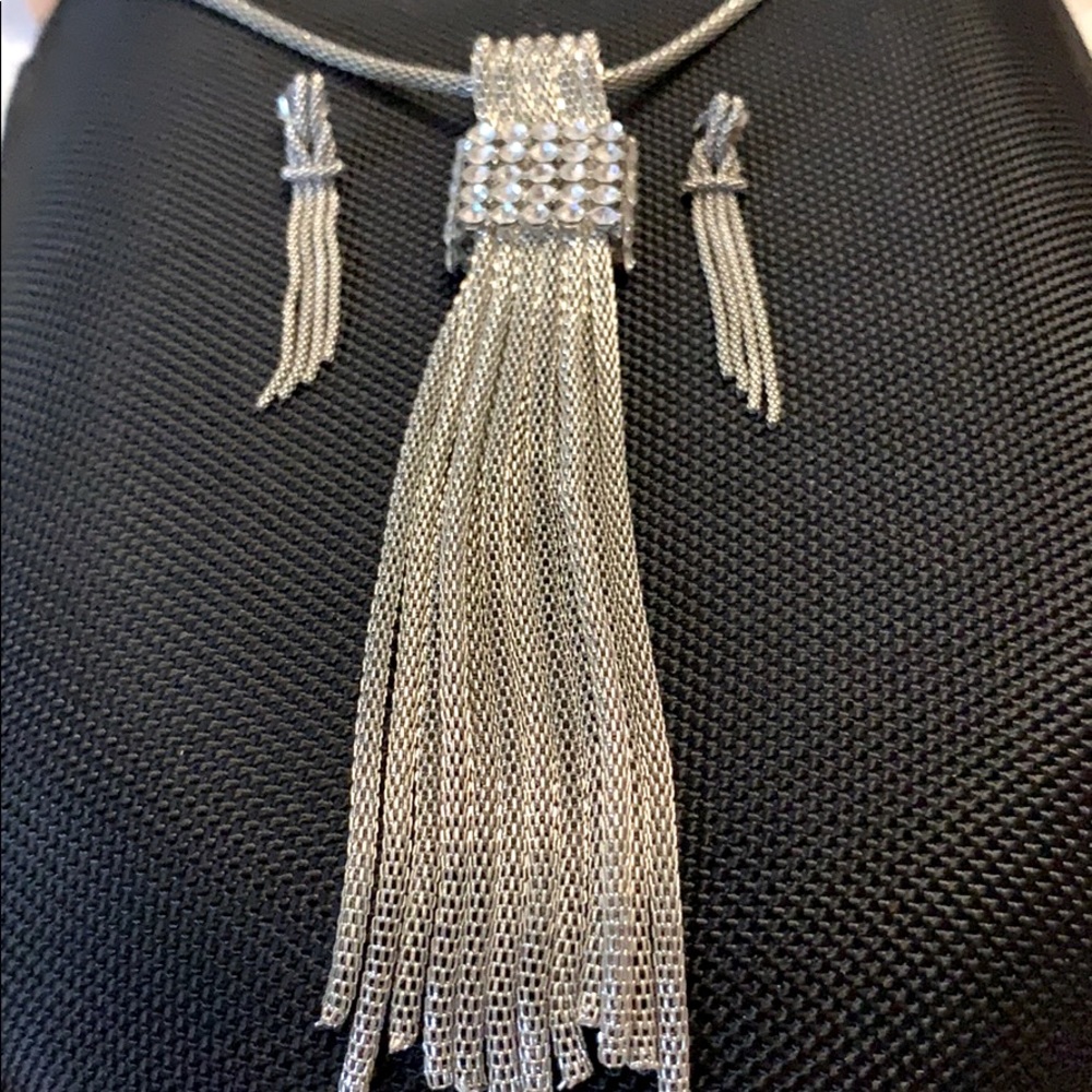 Necklace and earrings set.